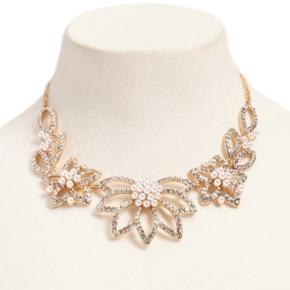 Boutique Jewelry - Flower rhinestone Necklace